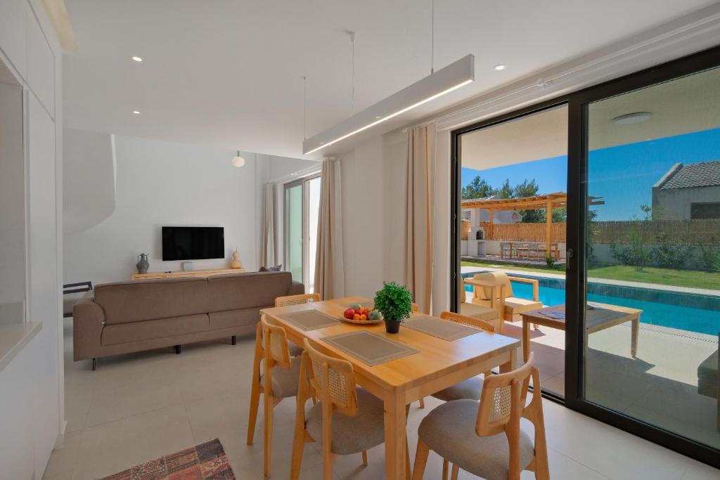 Bazén v ubytování Villa İon İndoor heated pool, Sauna, Jacuzzi, Underfloor heating system nebo v jeho okolí