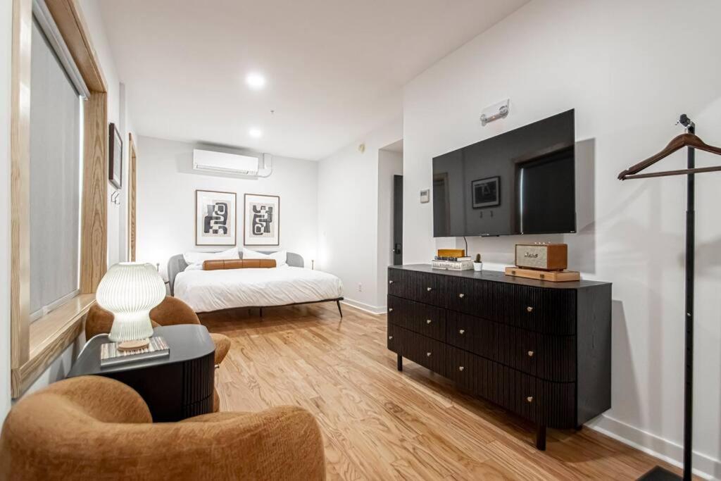 Postel nebo postele na pokoji v ubytování Heart of Downtown, Steps to Bathhouses & Restaurants, Room # 102