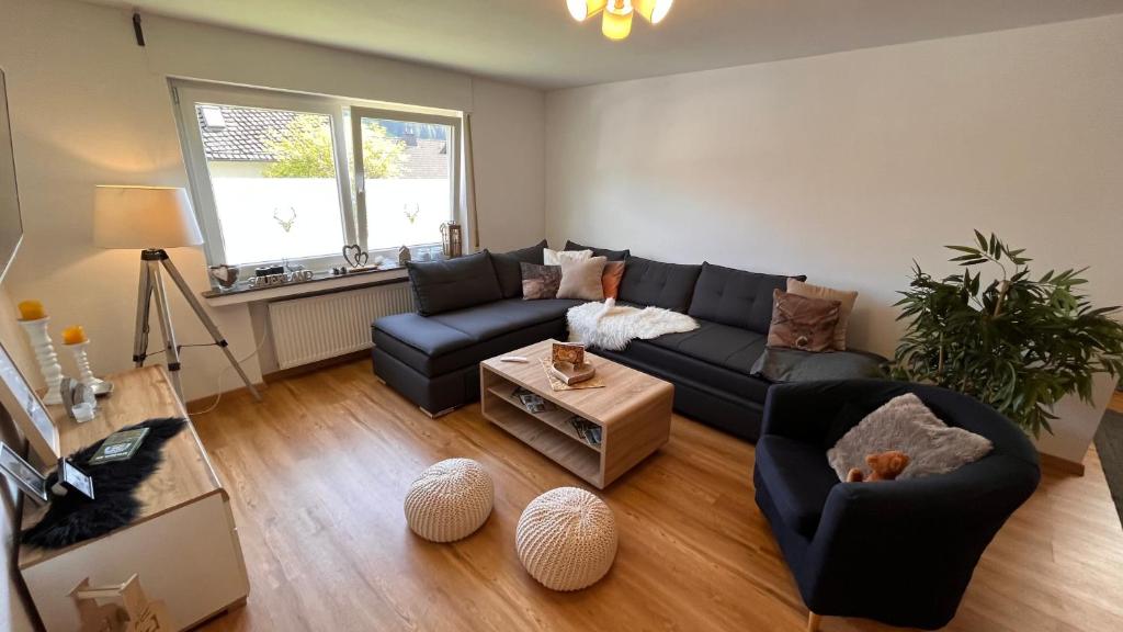 ヴィンターベルクにあるFerienwohnung Michelのソファとテーブルのあるリビングルーム