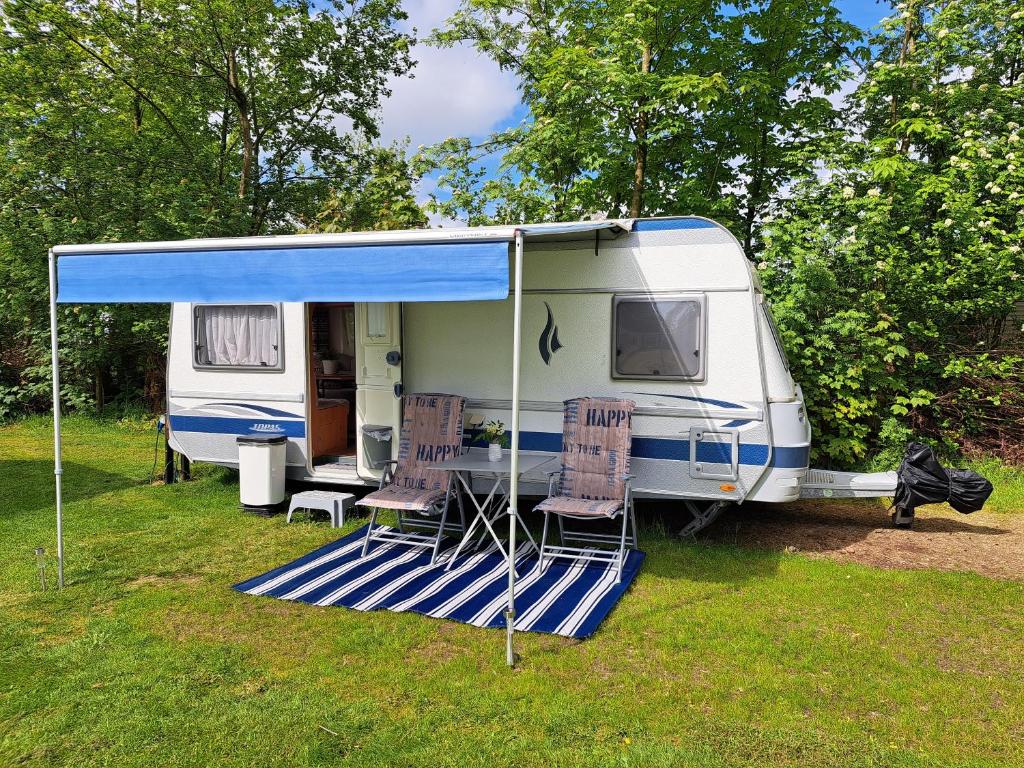 Zahrada ubytování Camping de Zandhorst, Toercaravan Fendt