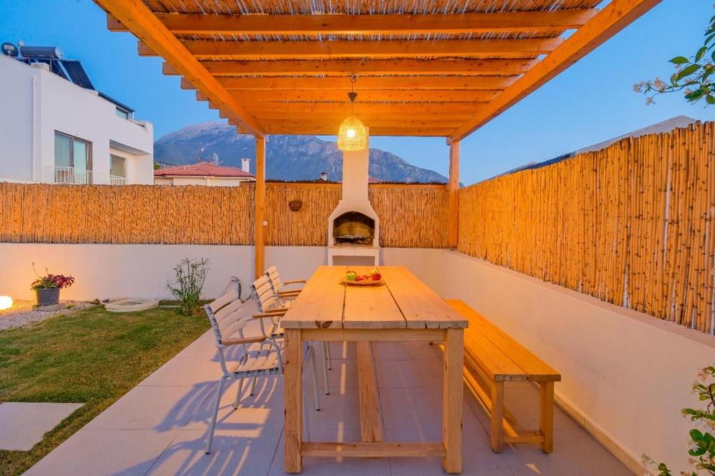 Patio nebo venkovní prostory v ubytování Villa İon İndoor heated pool, Sauna, Jacuzzi, Underfloor heating system