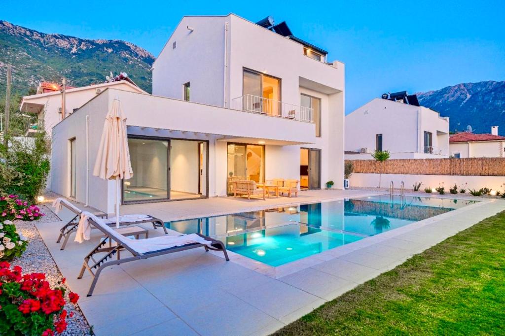 Bazén v ubytování Villa İon İndoor heated pool, Sauna, Jacuzzi, Underfloor heating system nebo v jeho okolí