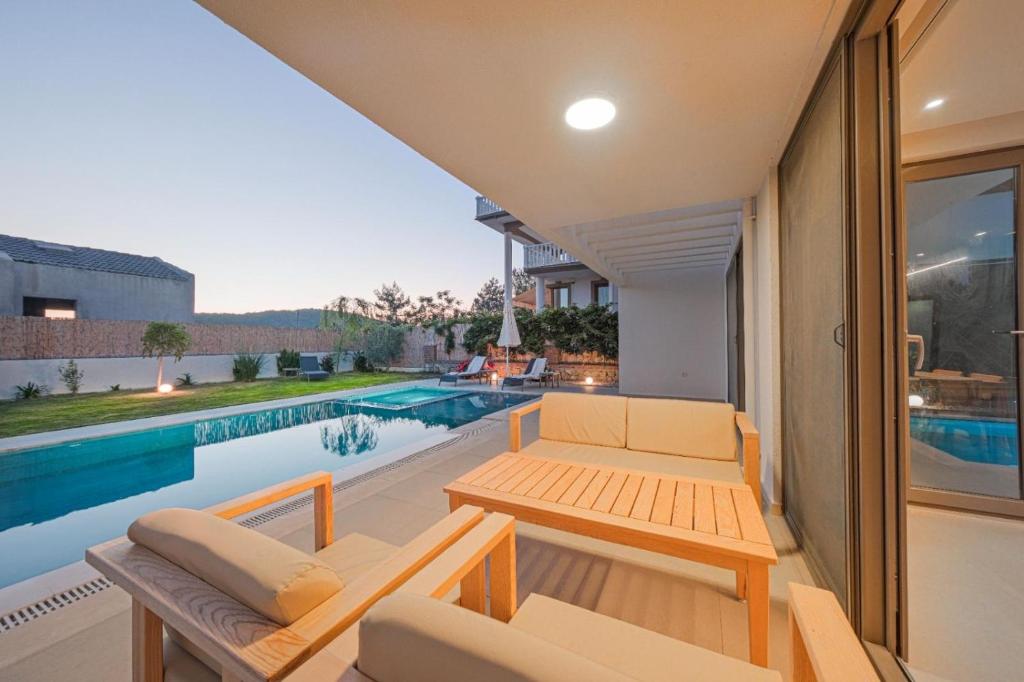 Bazén v ubytování Villa İon İndoor heated pool, Sauna, Jacuzzi, Underfloor heating system nebo v jeho okolí