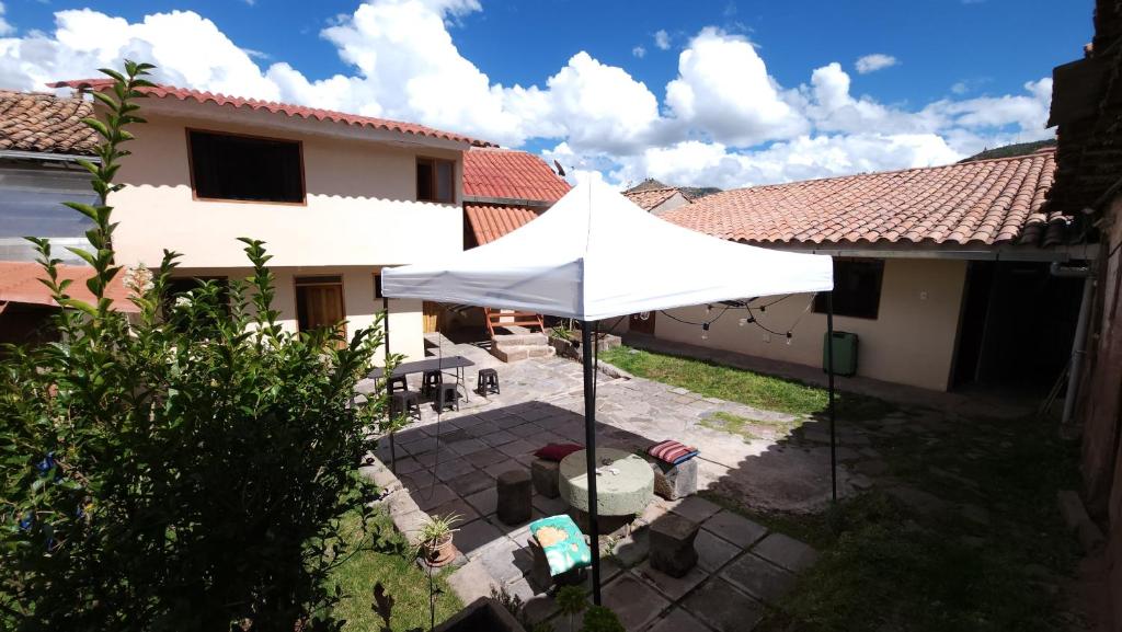 einen weißen Regenschirm im Hof eines Hauses in der Unterkunft Munay Cusco in Cusco