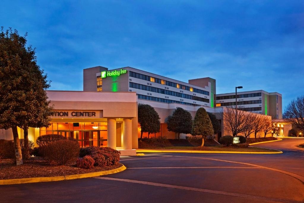 ein Krankenhausgebäude mit einem Parkplatz davor in der Unterkunft Holiday Inn Johnson City, an IHG Hotel in Johnson City