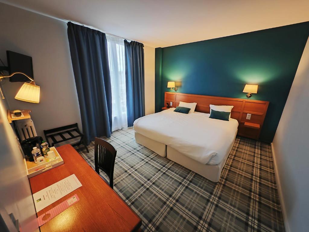 um quarto de hotel com uma cama e uma secretária em ibis Styles Le Havre Centre em Le Havre