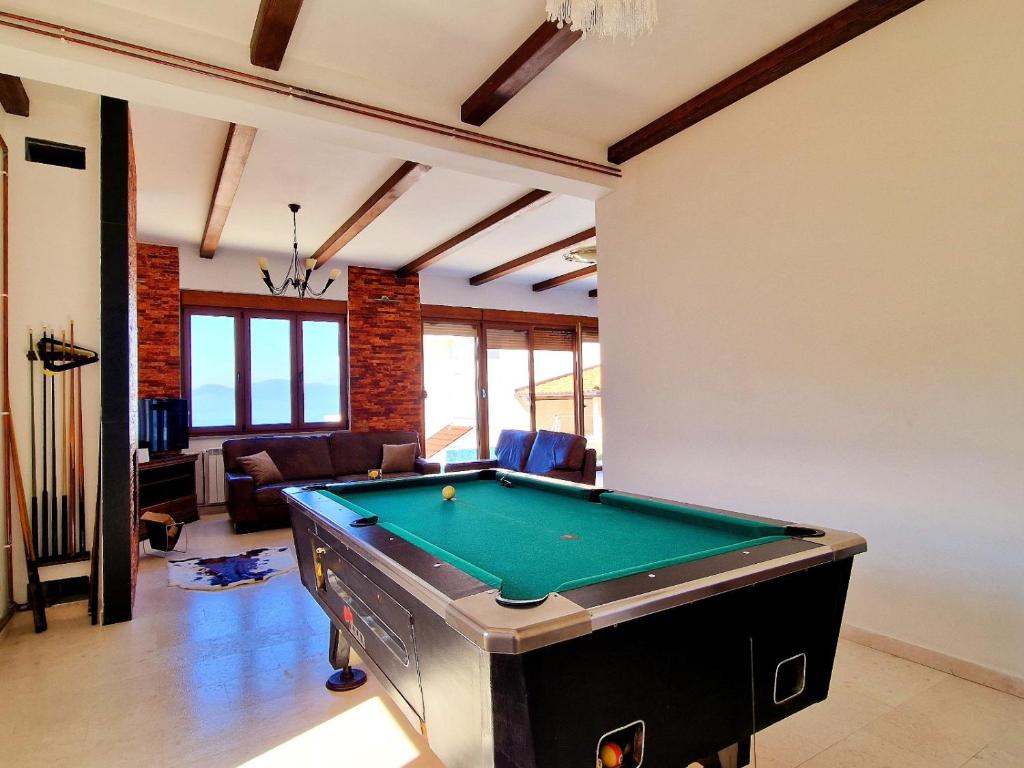 Biliár nebo kulečník v ubytování Luxury Villa Pontus