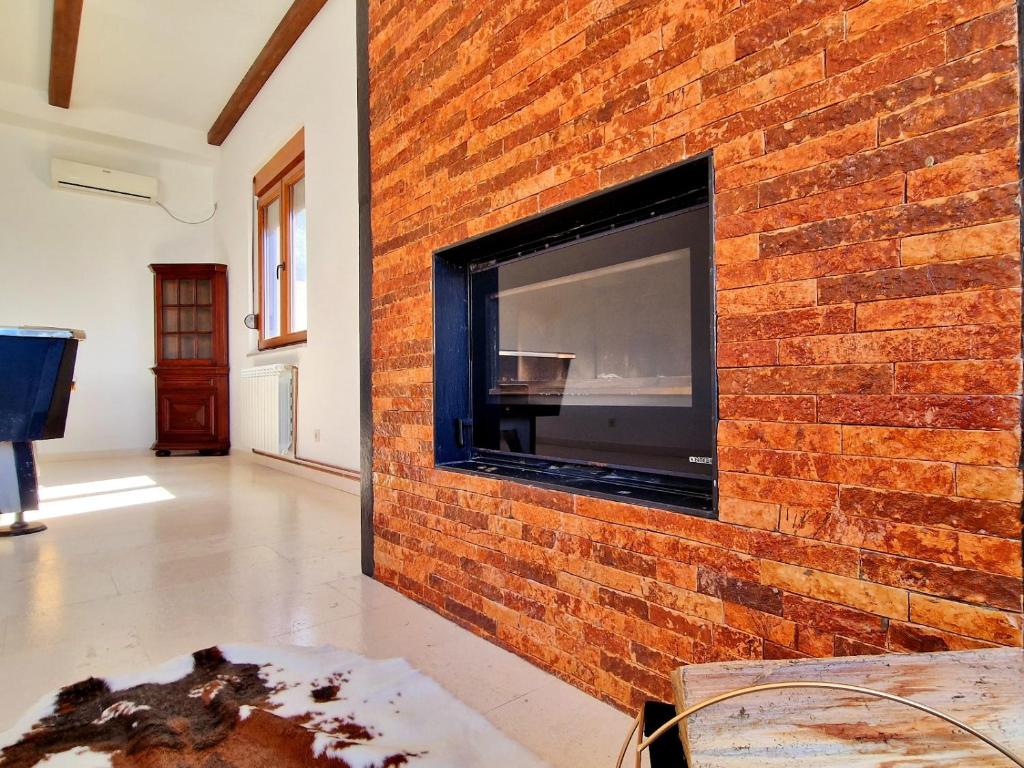 TV a/nebo společenská místnost v ubytování Luxury Villa Pontus