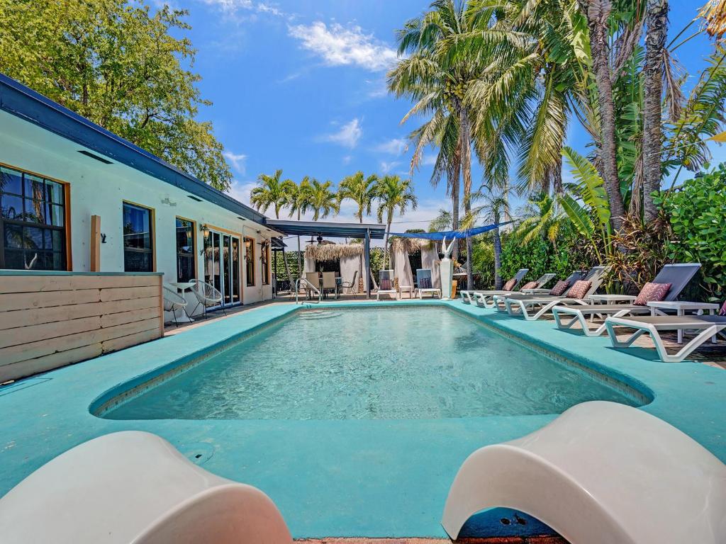 Bazén v ubytování GAYClothing optional Pool retreat men only w private Courtyard nebo v jeho okolí