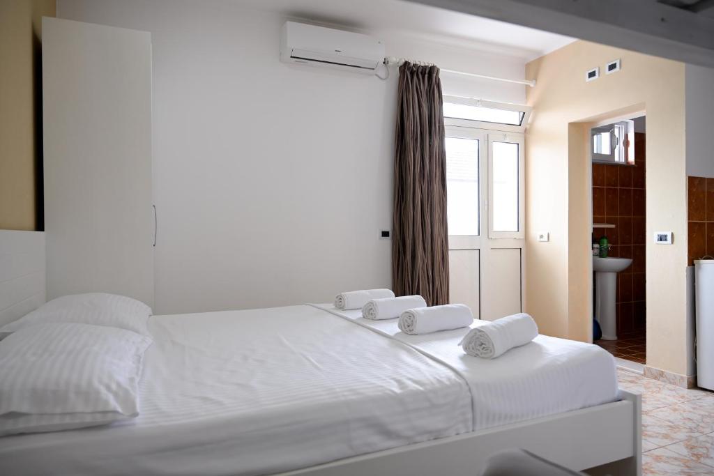 un letto bianco con due asciugamani sopra di Hotel 'DEL MAR' - Shengjin a Shëngjin