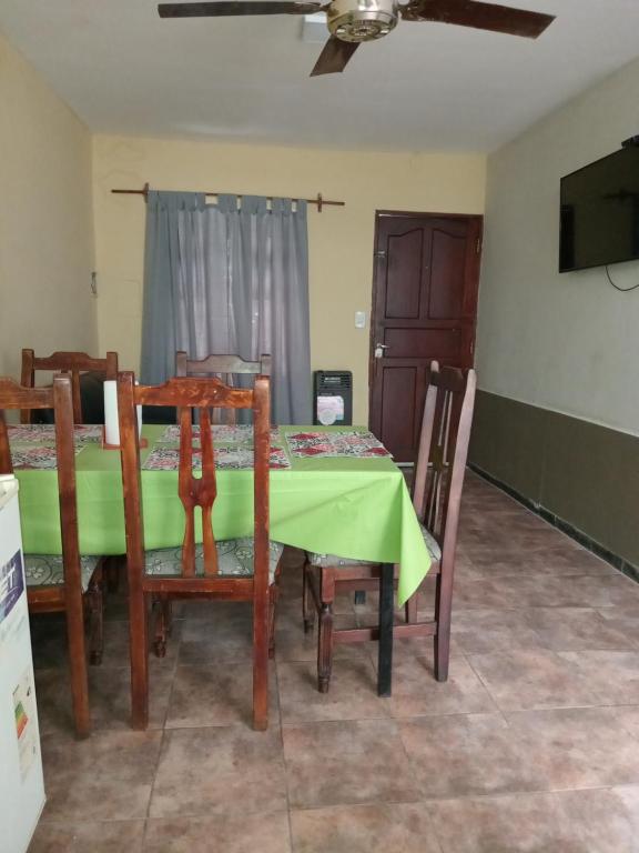 ein Esszimmer mit einem grünen Tisch und Stühlen in der Unterkunft Departamento La Plazoleta in San Fernando del Valle de Catamarca
