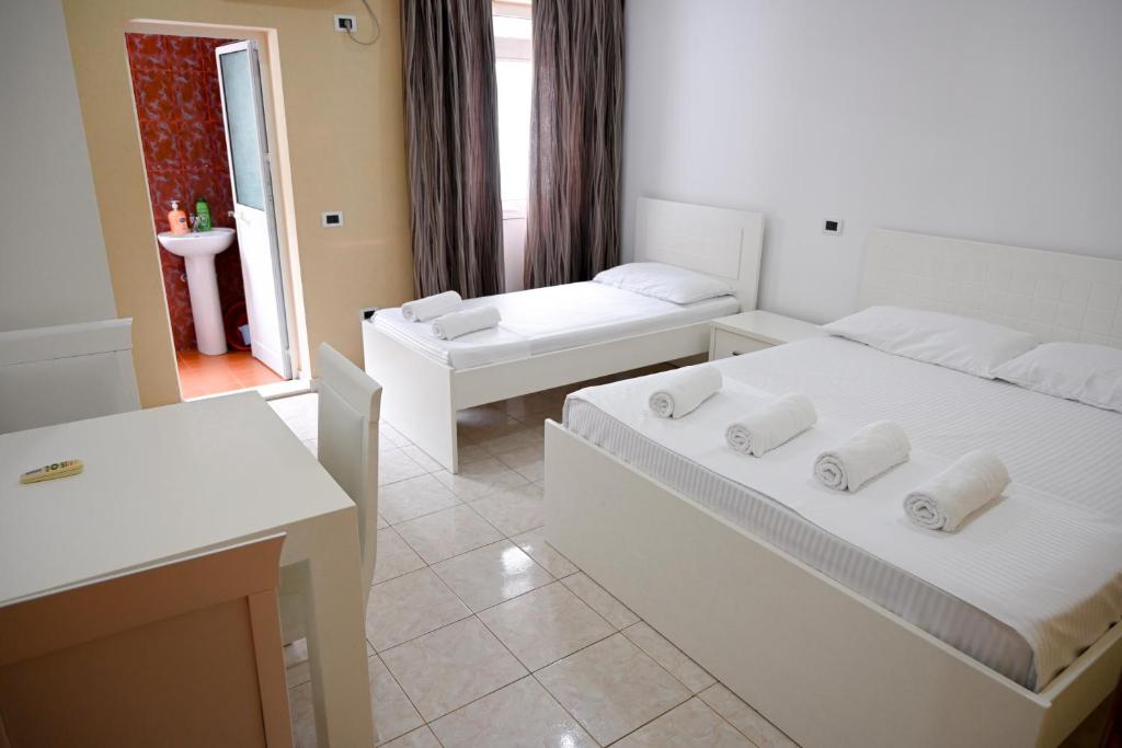 Postel nebo postele na pokoji v ubytování Hotel 'DEL MAR' - Shengjin