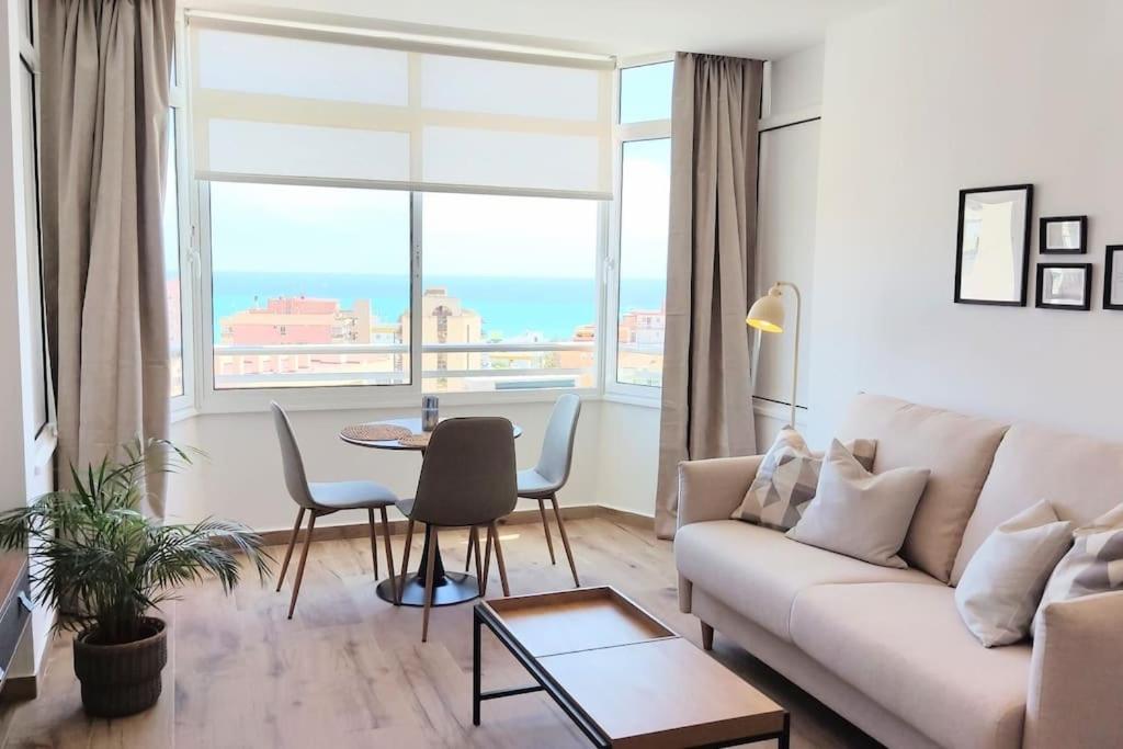 una sala de estar con un sofá y una mesa en 24 h Self Check-in Vistas al Mar, en Torremolinos