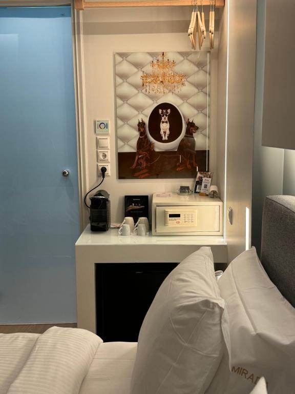 Televízia a/alebo spoločenská miestnosť v ubytovaní Mirada Hotel