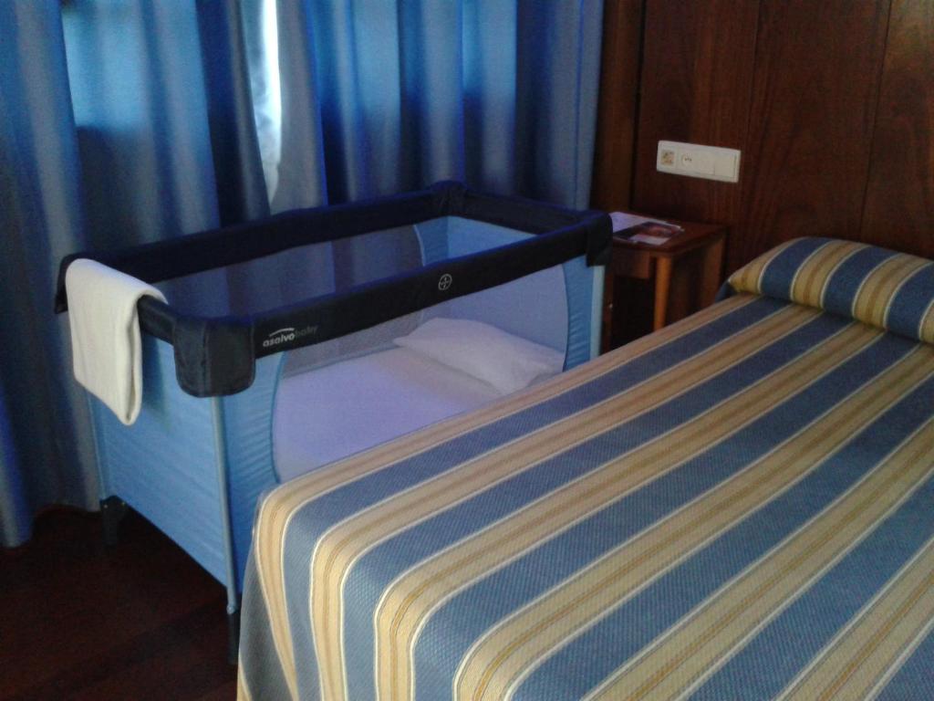 A bed or beds in a room at Hotel Castillo de Gauzón