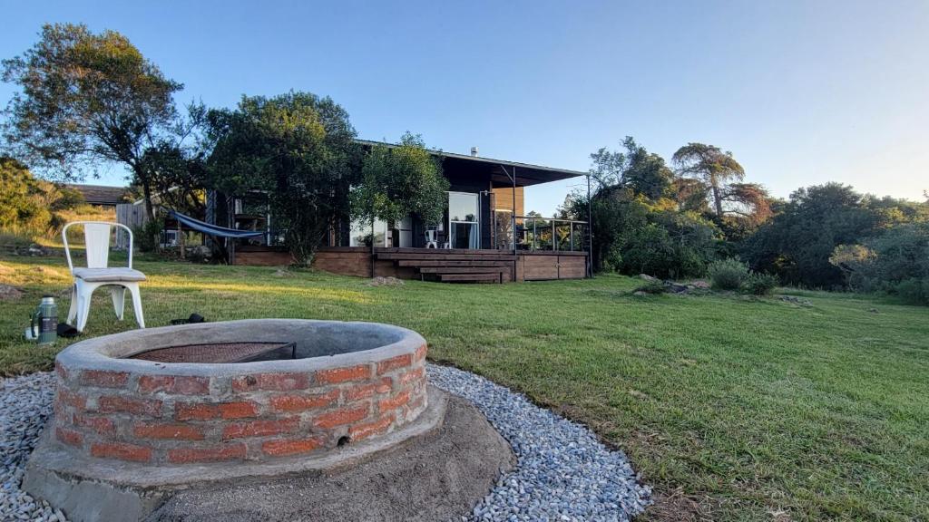 een stenen vuurplaats in de tuin van een huis bij Casa Florida in Villa Serrana