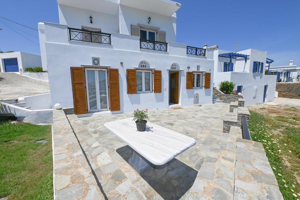 a white house with a table in front of it at Sporados house in Stení