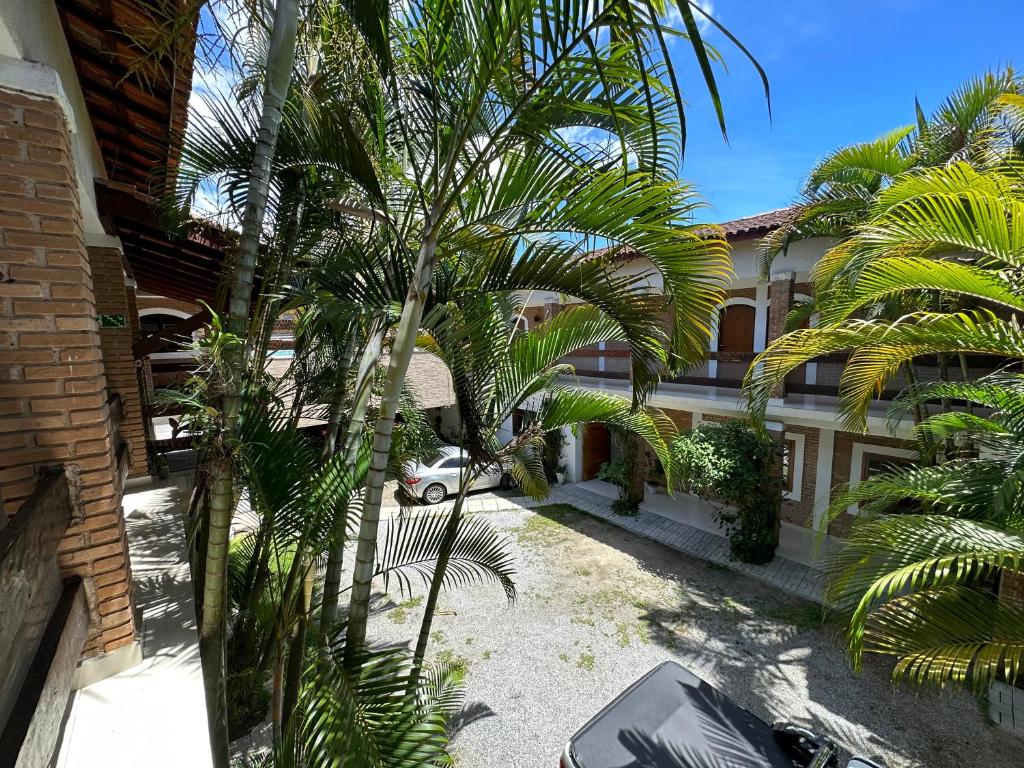 博西坎加Dani Hotel的建筑物前的棕榈树