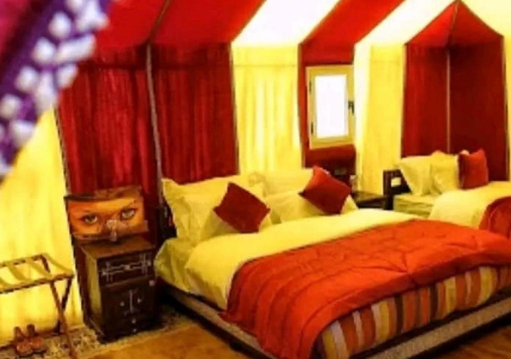 Postel nebo postele na pokoji v ubytování Deep Desert Camp