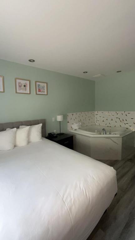 Postel nebo postele na pokoji v ubytování Hotel Newstar Montréal