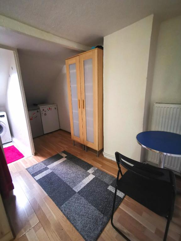 科隆Privat Zimmer in Zwei-Zimmer-Wohnung als 2er WG的一个空房间,有桌子和门