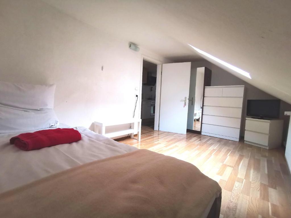 Un pat sau paturi într-o cameră la Privat Zimmer 1 in Zwei-Zimmer-Wohnung als 2er WG