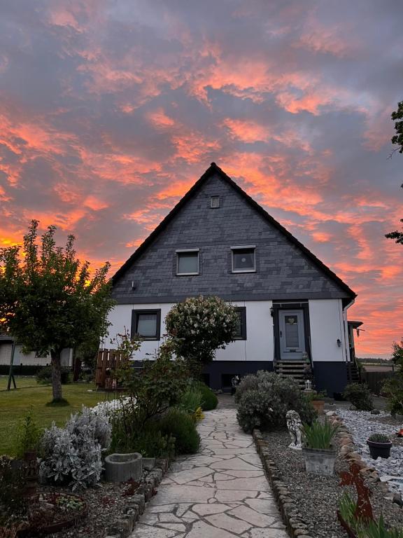 uma casa com um pôr-do-sol ao fundo em Ferienwohnung Santino em Goslar