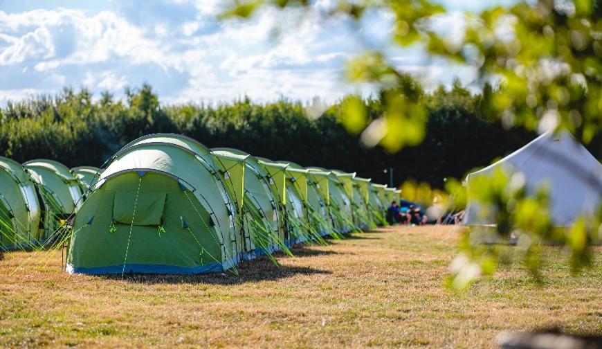 eine Reihe von Zelten auf einem Feld in der Unterkunft Pop Up Camping For Walking Distance To Luton BBC Radio 1 Big Weekend With 1 Allocated Parking Space in Luton