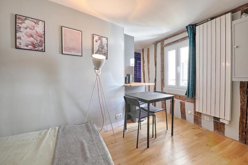 - une chambre avec un bureau et une table dans l'établissement St André 4G - Best Location, à Paris