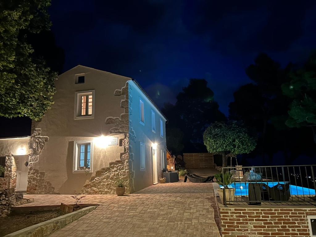 Bazén v ubytování Holiday house Pantovčak, secluded stone house with heated pool and unique view nebo v jeho okolí