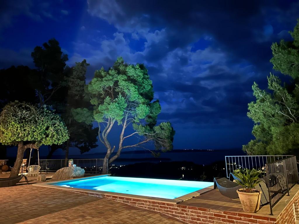Bazén v ubytování Holiday house Pantovčak, secluded stone house with heated pool and unique view nebo v jeho okolí