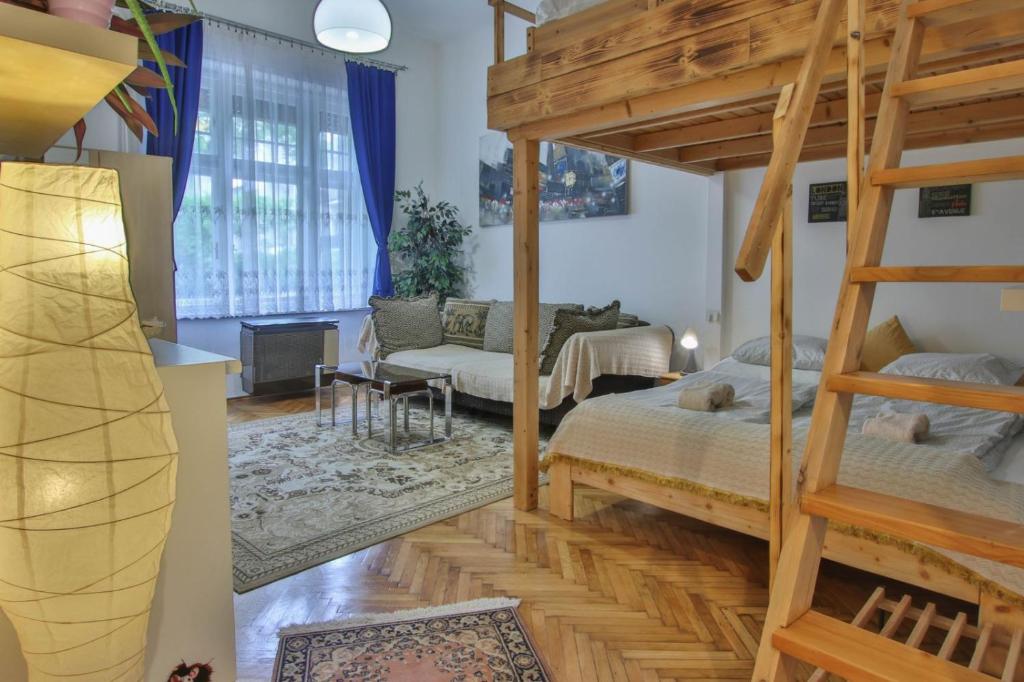 ブダペストにあるPalatinus apartmanのベッドルーム(二段ベッド1組、ソファ付)