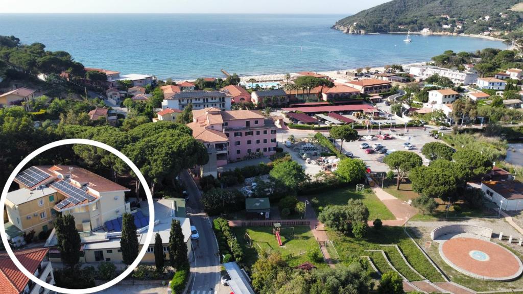 uma vista aérea de uma cidade junto ao oceano em Hotel Monna Lisa em Procchio