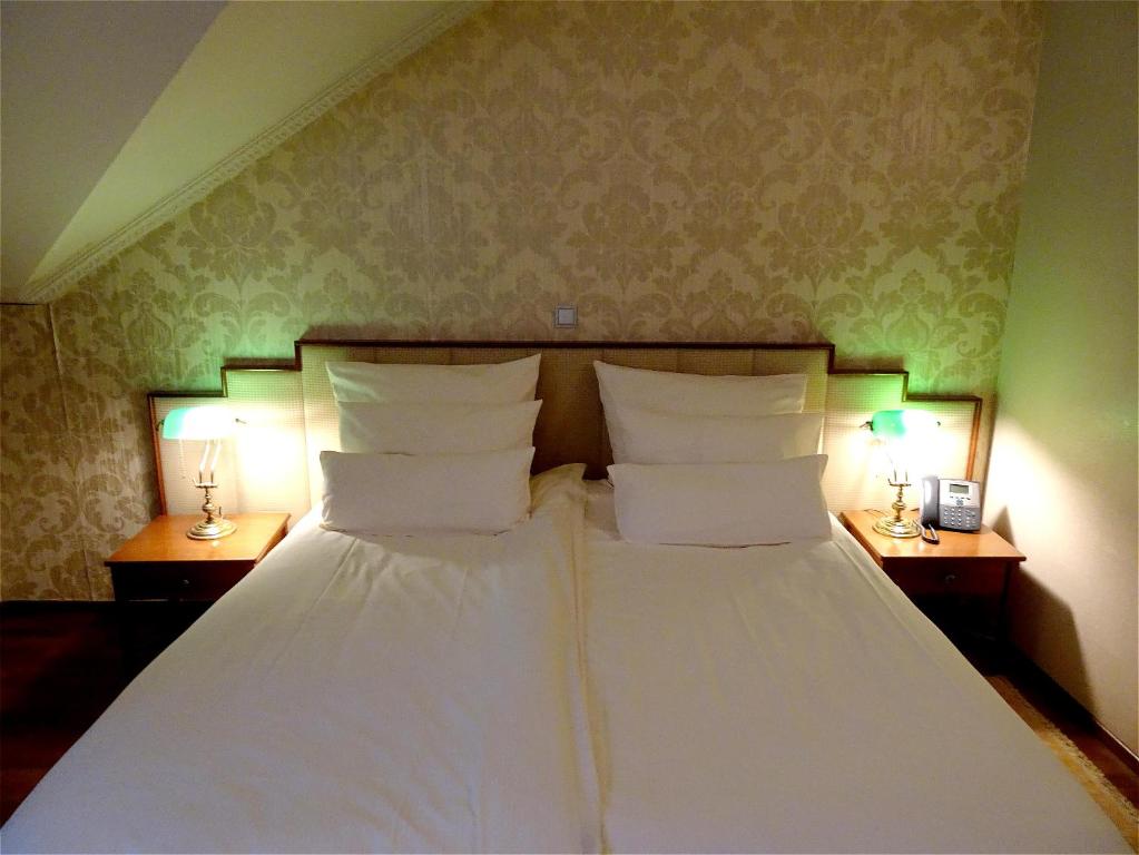 Una cama o camas en una habitación de Hotel Mitra, Story Hotels