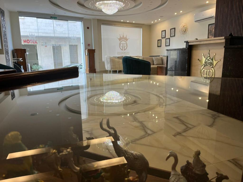 een lobby met een glazen tafel met dieren erop bij Petra Premium Hotel in Wadi Musa