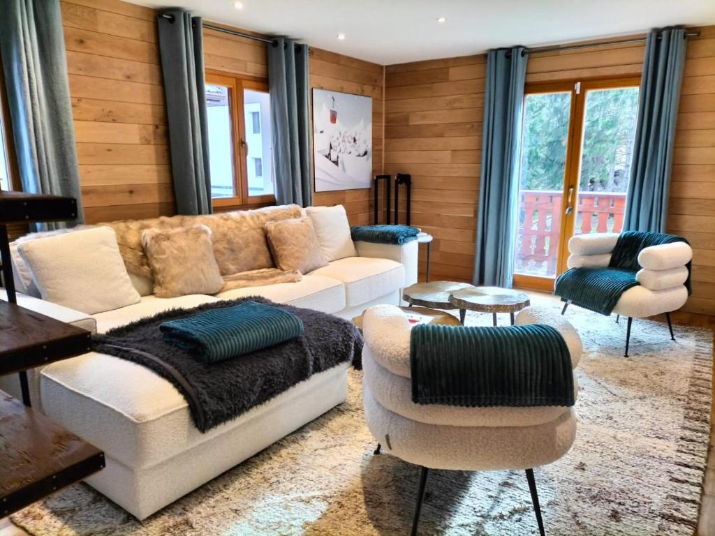 - un salon avec un canapé blanc et deux chaises dans l'établissement Duplex centre ville de Megève MEG1384HTP, à Megève