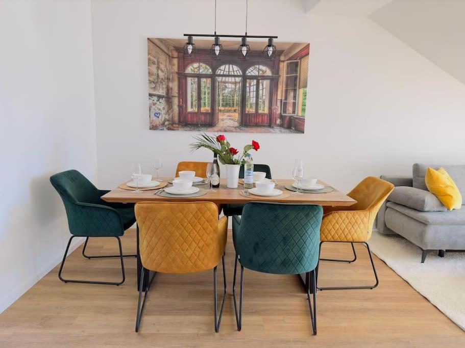 une salle à manger avec une table et des chaises dans l'établissement FeWo für 7 Personen/Netflix/Parking/WLAN/stilvoll, à Pöttmes