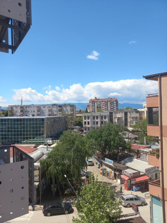 Nespecifikovaný výhled na destinaci Kumanovo nebo výhled na město při pohledu z apartmánu