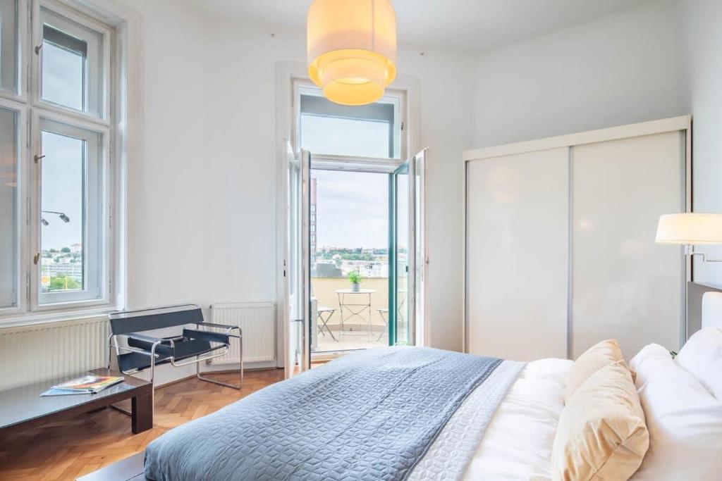 Super Large - Super Comfy with Balcony 1123 Budapest, Alkotás utca 31 kép - 1