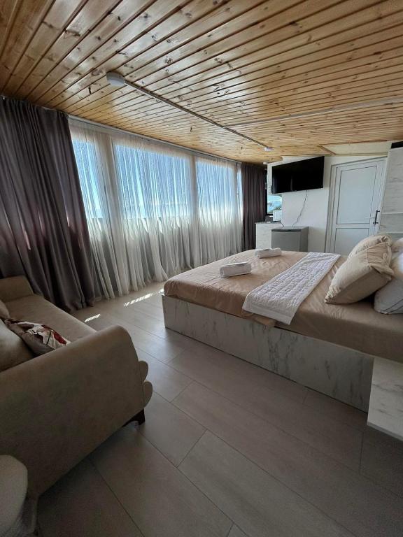 Postel nebo postele na pokoji v ubytování Tskhumi Apartment