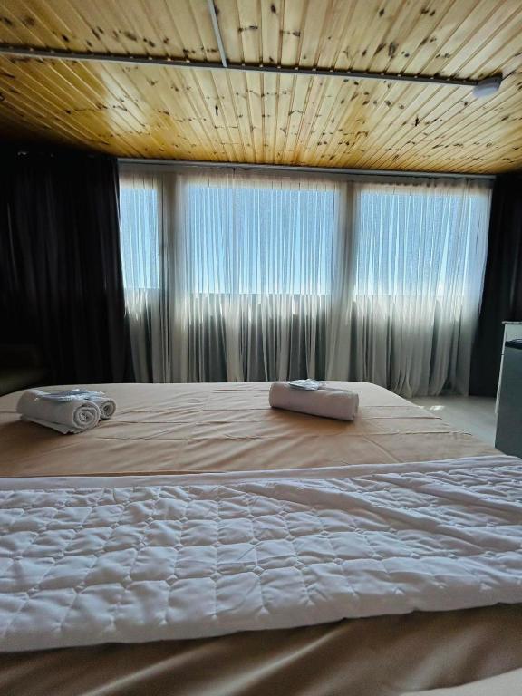 Postel nebo postele na pokoji v ubytování Tskhumi Apartment