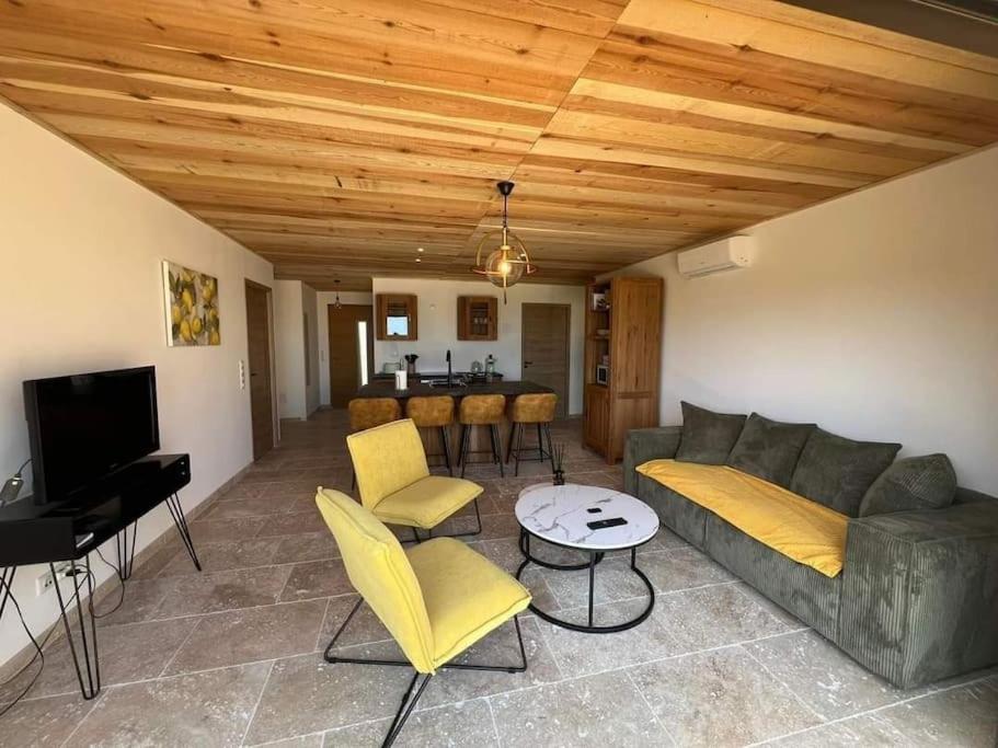 un salon avec un canapé, des chaises et une table dans l'établissement 