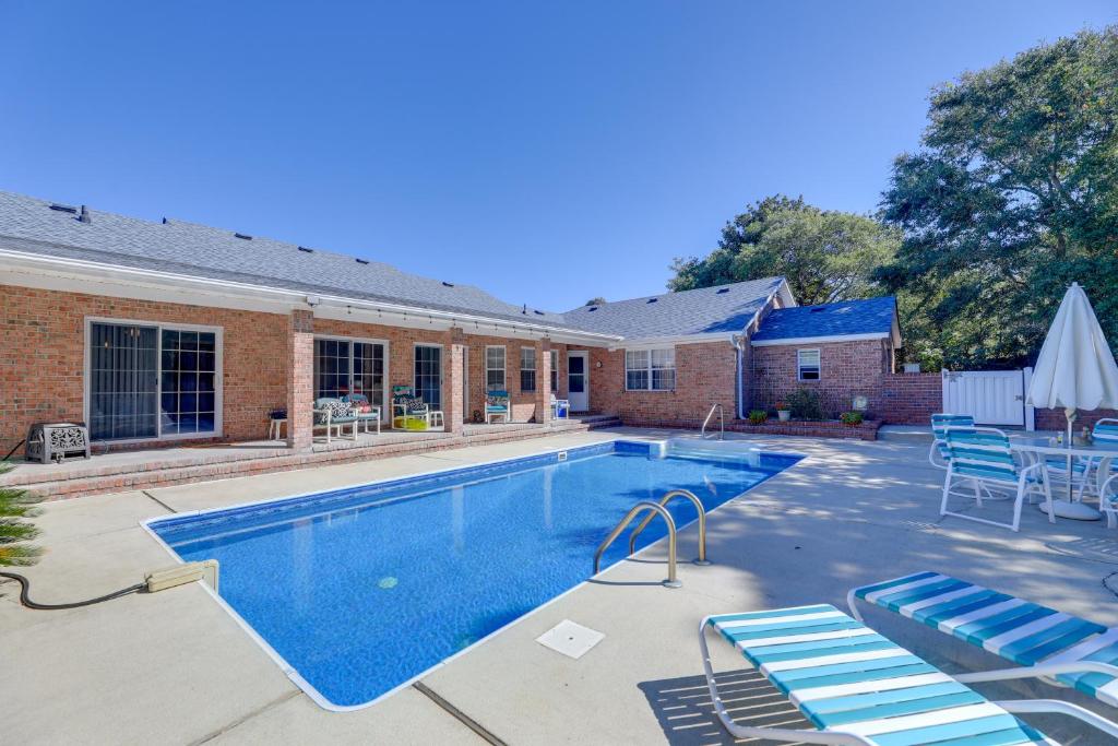 Pine Knoll Shores Getaway - Walk to Beach! - Housity