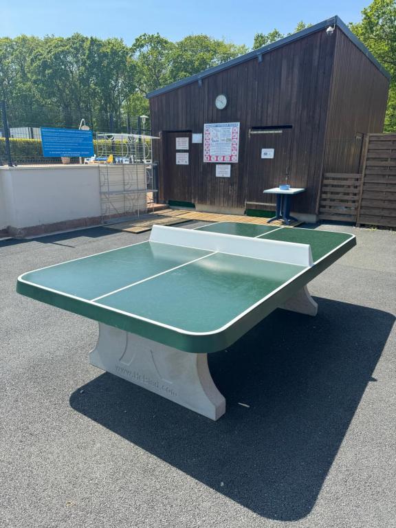 Stolní tenis v ubytování Mobil-home tout confort nebo okolí