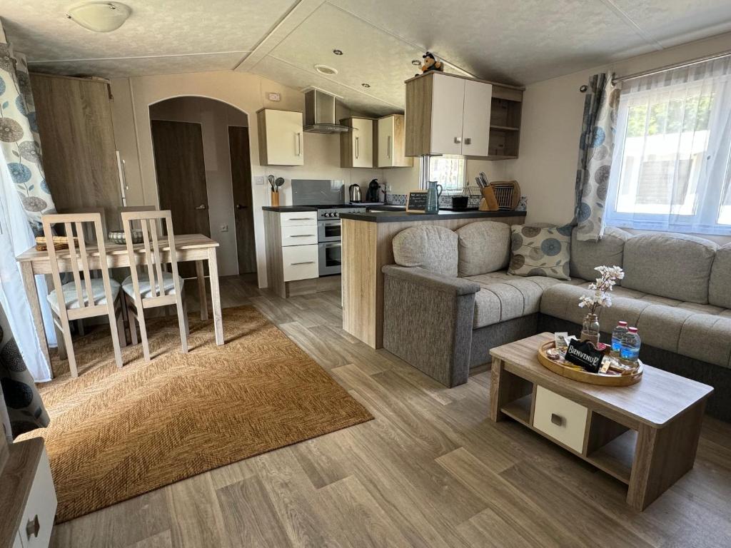 Kuchyň nebo kuchyňský kout v ubytování Mobil-home tout confort