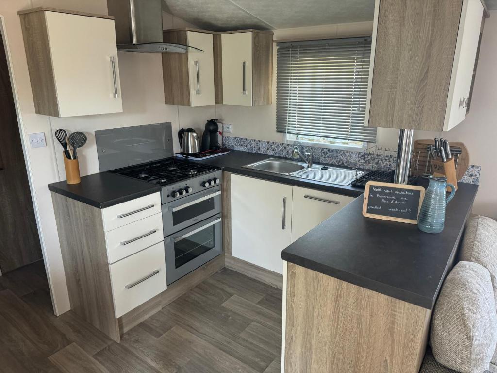 Kuchyň nebo kuchyňský kout v ubytování Mobil-home tout confort