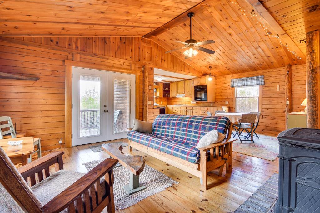 Φωτογραφία από το άλμπουμ του Charming Lovell Cabin - 7 Mi to Kezar Lake! σε Lovell