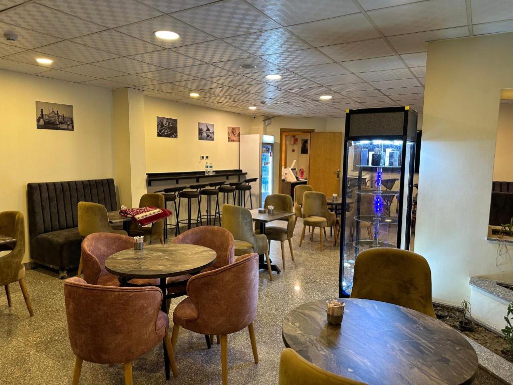 TV a/nebo společenská místnost v ubytování JORDAN HOTEL