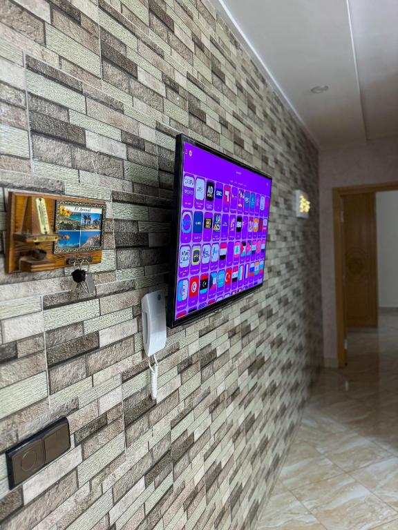 TV a/nebo společenská místnost v ubytování Appartement Saidia 1er étage 2 min de la plage a pied !