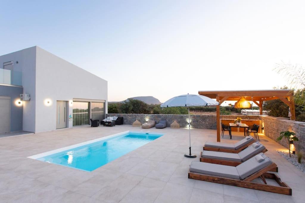 Πισίνα στο ή κοντά στο Divine Olivia 2 bedroom Villa